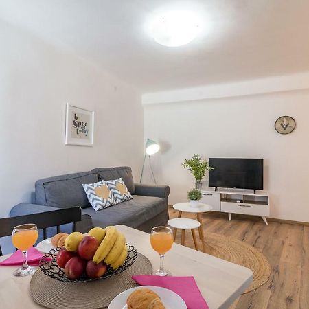 Central New Apartment Nonna Mara Ровінь Екстер'єр фото
