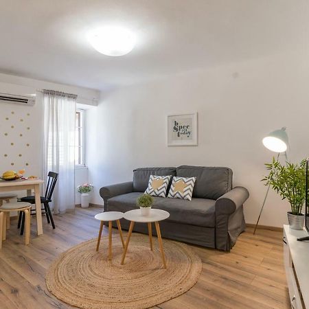 Central New Apartment Nonna Mara Ровінь Екстер'єр фото