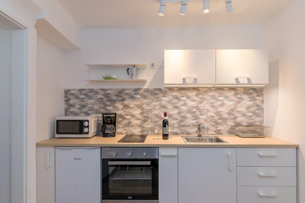 Central New Apartment Nonna Mara Ровінь Екстер'єр фото