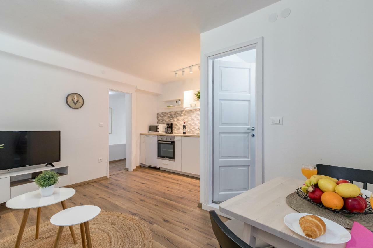 Central New Apartment Nonna Mara Ровінь Екстер'єр фото